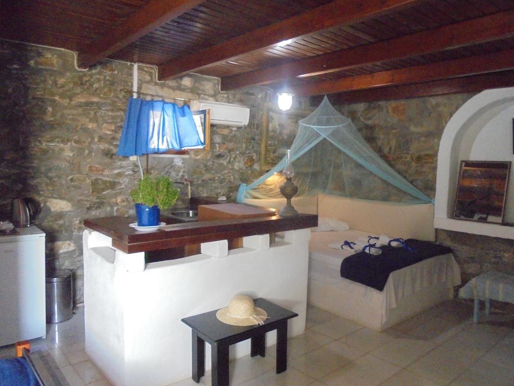 Anatoli Studios Schoinoussa Rum bild